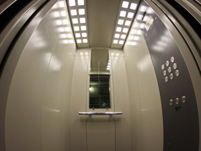 Специалисты рассказали об опасности заразиться COVID-19 в лифтах - новости ТИА