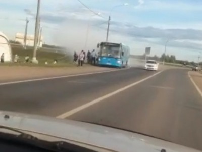 В Твери задымился синий автобус - Новости ТИА
