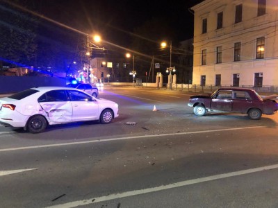 Неопытный водитель на "Шкоде" устроила аварию в центре Твери - новости ТИА