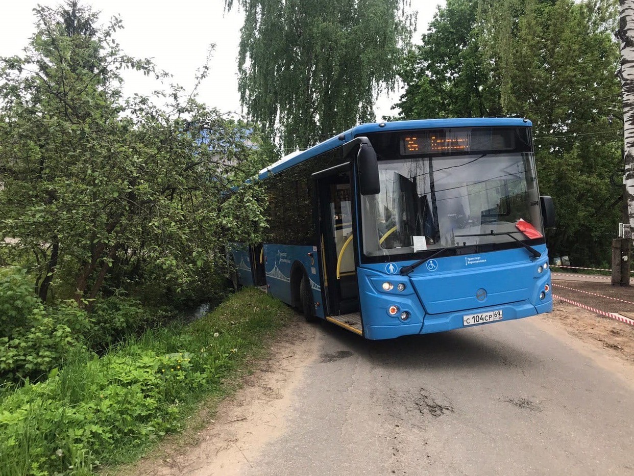 В Твери синий автобус объезжал пробку и угодил в западню - ТИА