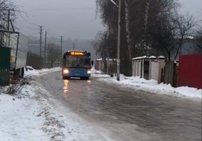 Под Тверью автобус с трудом преодолевал повороты на ледяной дороге - новости ТИА