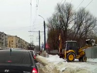 В Твери трактор чистит тротуар и выкидывает снег за забор  - народные новости ТИА
