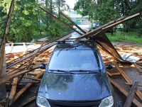 Сорванная ураганом крыша ржевской больницы рухнула на припаркованные автомобили - Новости ТИА