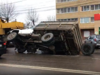 В Твери у грузовика отвалилось колесо, и он опрокинулся на иномарку - Новости ТИА