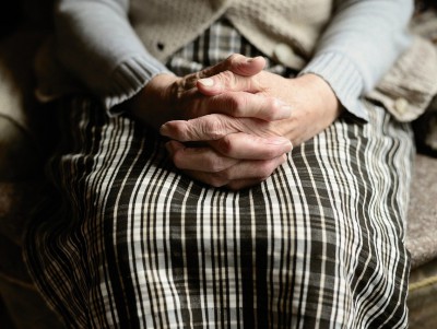 В Твери мошенники обманули 91-летнюю бабушку и лично приехали за деньгами - новости ТИА