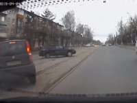 Две легковушки столкнулись на трамвайных путях в Твери - Новости ТИА
