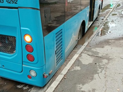 В Твери автобус провалился в яму - новости ТИА