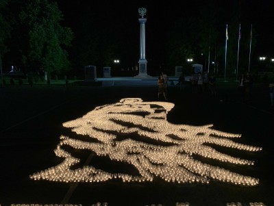 Из 8000 свечей в Ржеве выложили фигуру Солдата и слово "Помним" - новости ТИА
