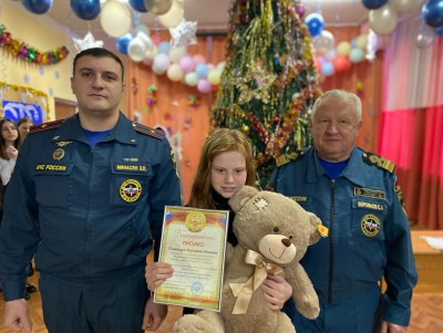 В Конаково наградили шестиклассницу за помощь провалившейся в ручей женщине - Новости ТИА