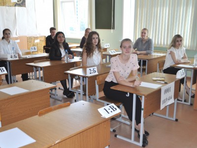 Семьям со школьниками выплатят по 10 000 рублей до 17 августа - Новости ТИА