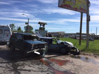 Водитель легковушки, обгоняя автомобильную колонну, врезался в лоб "Ниве" - Новости ТИА