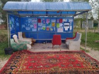 Под Тверью дачники обустроили автобусную остановку с креслами и ковром  - новости ТИА