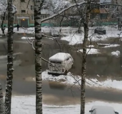 В Твери затопило двор на проспекте Николая Корыткова - Новости ТИА