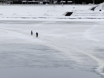 В Твери школьники гуляли по тонкому льду Волги - Новости ТИА