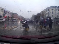 В Твери группа велосипедистов под запрещающий сигнал светофора пересекают перекресток - Новости ТИА