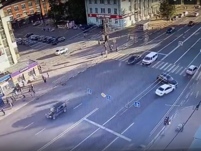 Опубликовано видео ДТП в Твери, в котором пострадал молодой человек - Новости ТИА