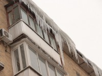 На проспекте Победы с крыши дома упала глыба льда, чудом не задев людей - Новости ТИА