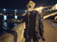 "К карантину готов!": в Твери на скульптуру рыбака надели противогаз  - Новости ТИА