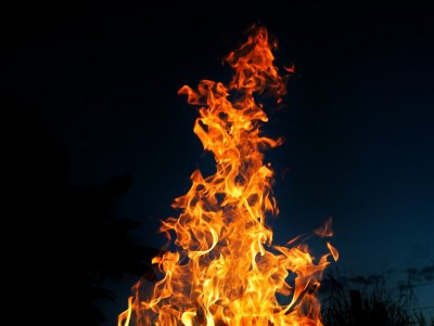 В Твери мужчина облил горючим и пытался сжечь заживо женщину - новости ТИА