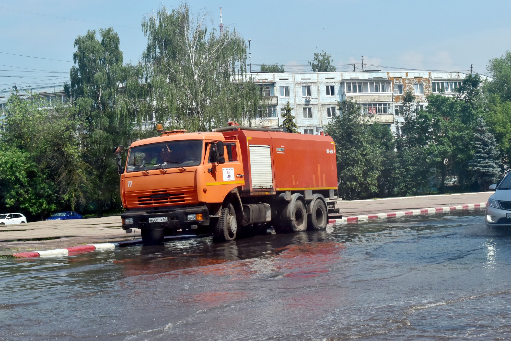 На улицах Твери работает илососная техника | 28.06.2021 | Тверь - БезФормата