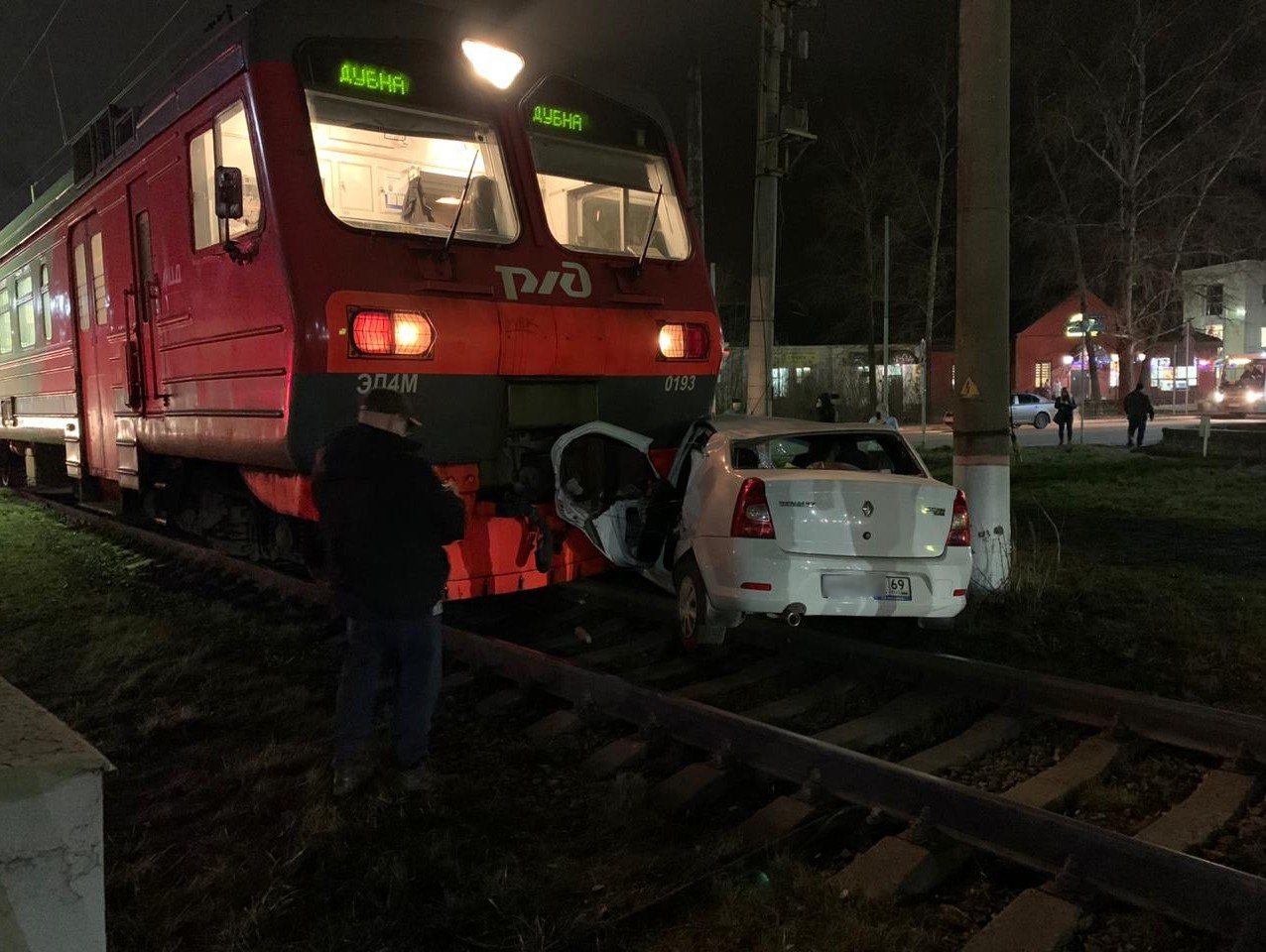 В Подмосковье автомобиль с тверскими номерами врезался в электричку