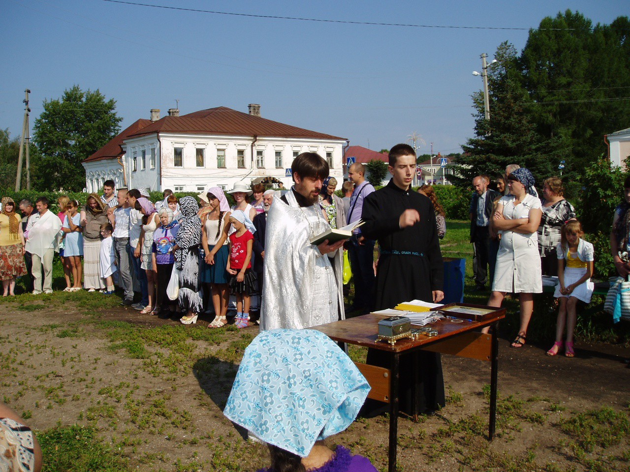 В Торопце в День крещения Руси желающих крестили прямо в речке | 30.07.2022  | Тверь - БезФормата