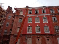 В Твери красят фасад разрушающейся казармы во Дворе Пролетарки - Новости ТИА