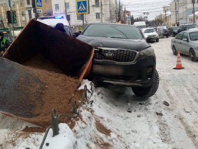 В Твери кроссовер на тротуаре сбил пешехода и снёс контейнер с песком - Новости ТИА