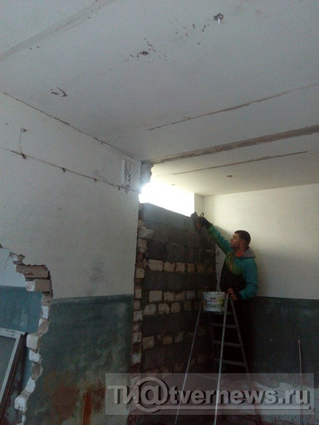 Калашников А.С. выкладывает новую стену в будущем Осугском краеведческом музее