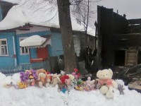 К дому, где сгорели мать и пять ее детей, местные жители несут игрушки и цветы - Новости ТИА
