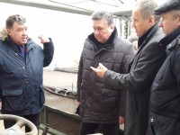 Один дворник в бордовой форме со снегоуборщиком заменяет четверых в Твери - Новости ТИА