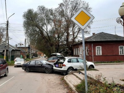 В Тверской области при столкновении двух иномарок пострадал водитель - новости ТИА