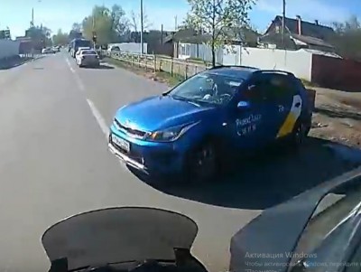 Попавший в ДТП мотоциклист опубликовал видео момента столкновения с такси - Новости ТИА