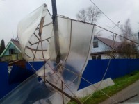 Последствия жуткого урагана в Тверской области: населенные пункты остались без воды и света, а городское кладбище завалило деревьями - новости ТИА