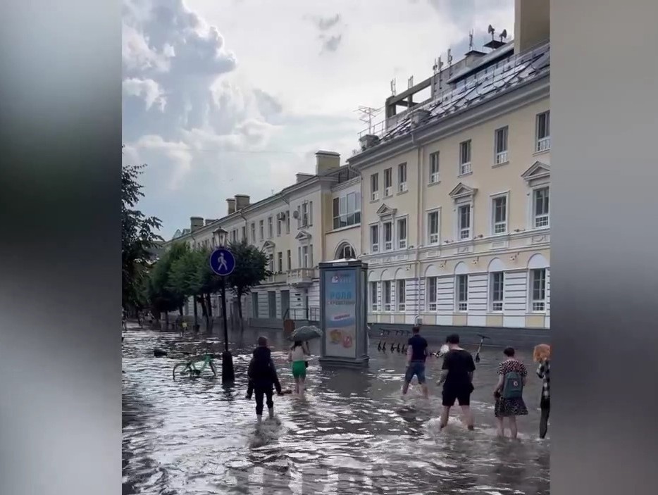 Дождь в твери сегодня. Потоп на Трехсвятской Тверь. Трехсвятская улица Тверь. Твери затопила трехсвяцкую. Ливень в Твери.