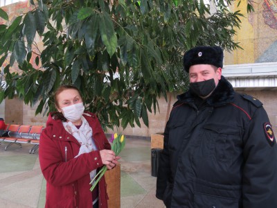 На железнодорожном вокзале в Твери женщинам дарят цветы - Новости ТИА