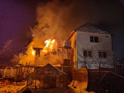 В СНТ в Тверской области огнеборцы тушат крупный пожар - Новости ТИА