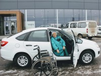 Получившим на производстве травмы тверичанам вручили специальные автомобили - новости ТИА