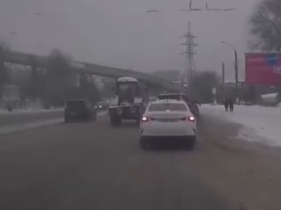 В Твери водитель внедорожника на снегу не справился с управлением и попал в ДТП - Новости ТИА