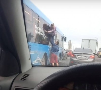 В Твери молодые люди вылезли из застрявшего в пробке автобуса через окно - новости ТИА