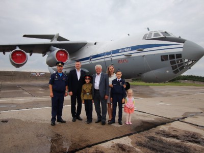 Многодетная семья побывала в гостях у лётчиков в Мигалово  - Новости ТИА