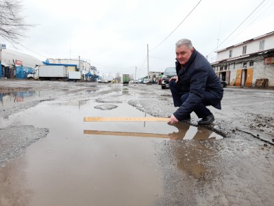 Активисты ОНФ измерили ямы на дорогах Твери - Новости ТИА