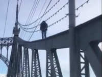 В Твери молодой человек прошёлся по пролетам Старого Моста - Новости ТИА