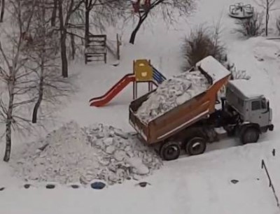 Снег с парковки сваливают на детскую площадку  - Народные Новости ТИА