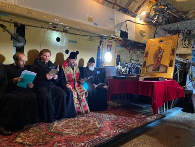 Священники с молитвами против пьянства облетели Тверь на Ил-76 - Новости ТИА