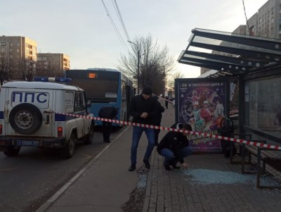 В Твери неизвестные обстреляли автобус и остановку - новости ТИА
