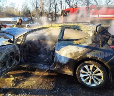 Сгоревший у ресторана "Чикен Авто" в Ржеве автомобиль попал на видео - новости ТИА