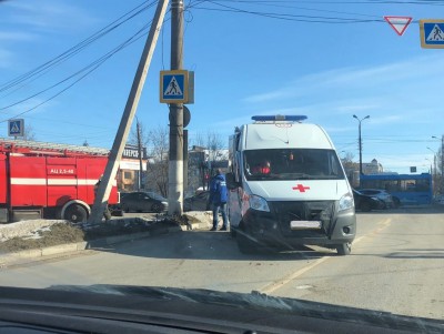 На перекрестке в Твери водитель легковушки врезался в машину скорой помощи - Новости ТИА