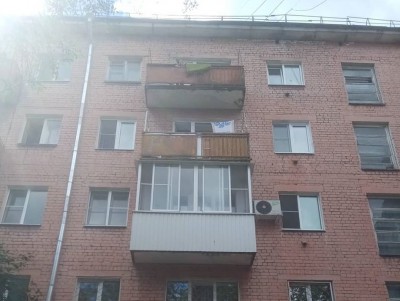 Стало известно, почему маленький ребенок один плакал на балконе - Новости ТИА