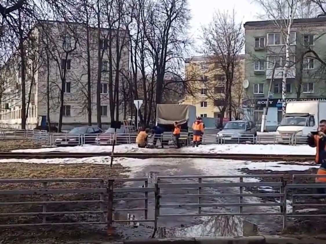 На улице Хромова заварили пешеходный переход через железнодорожные пути |  17.03.2021 | Тверь - БезФормата